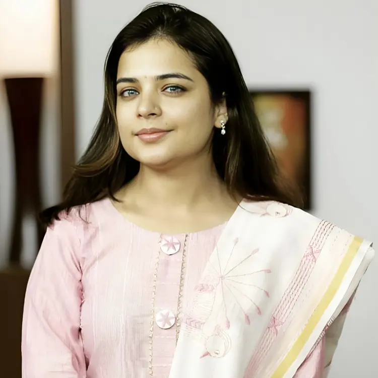 Saloni Khanna - Fashion and self-care content.